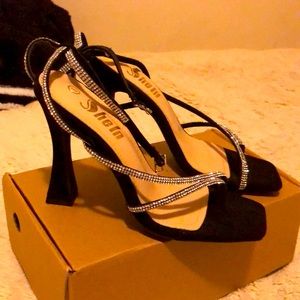I’m selling these beautiful shoes from shein!